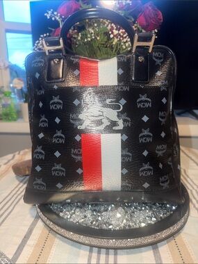 Limited -edition MCM Visetos "Princess Lion" Munich 1976 satchel crossbody bag
